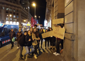 Foto de un grupo de personas protestando de noche.