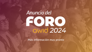 Imagen con las palabras Anuncio del foro AWID 2024. Más informaciones próximamente. El fondo de la imagen es una fotografía tenue de la audiencia en el foro de 2016, con un efecto de color degradado que va de púrpura a amarillo de izquierda a derecha. 